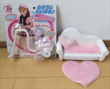 리카짱 청소 대장 청소기와 화이트 소파