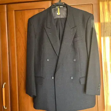 다크 그레이 더블 브레스트 수트