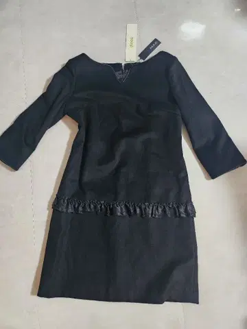 블랙 긴팔 무릎 기장 원피스 프릴 포함