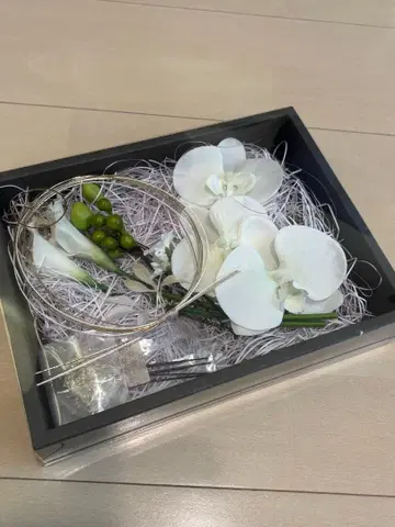 칼라 릴리와 팔레놉시스 머리 장식