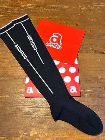 새상품! 아르치비오 로고 라인 패턴 니하이 삭스 블랙