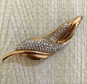 리프 디자인 골드톤 브로치