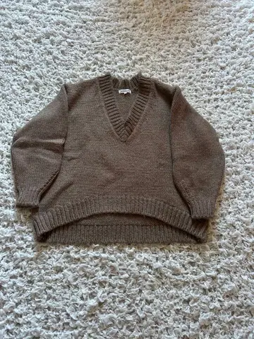 새상품급 Natural beauty basic V넥 스웨터