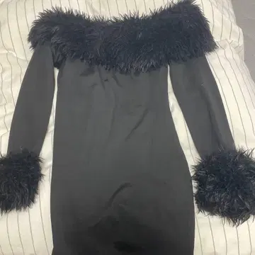 오프숄더 블랙 원피스 퍼 포함