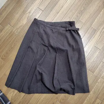 다크 그레이 플리츠 스커트 무릎 기장 벨트 포함