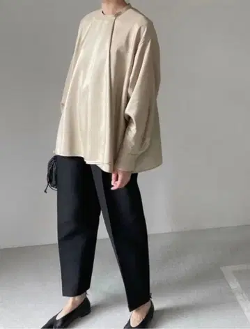 [ 새상품급! ] 로헨 LOHEN 실크 느낌 프론트 턱 블라우스