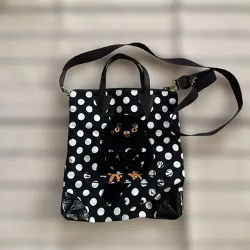 빨간색 체크가 숨겨져 있는 올빼미 디자인의 숄더백