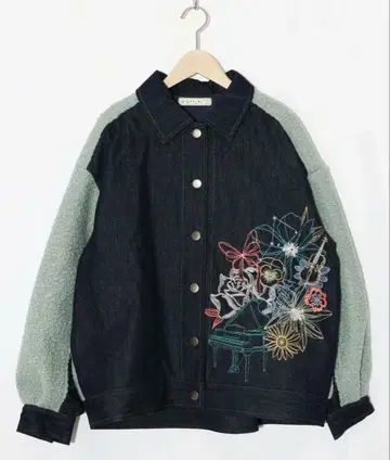 이즈스칼라 553250: 꽃나비 자수 데님 x 푸들 보아 절개 자켓