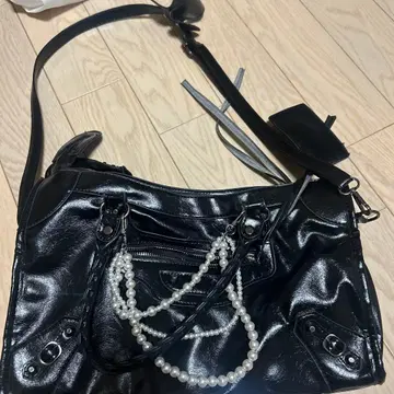 블랙 숄더백 펄 장식