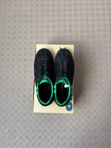 블랙/그린 스웨이드 로우컷 스니커즈