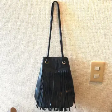 프린지 장식 블랙 숄더백