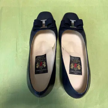 MIHAMA 리본 포함 네이비 가죽 펌프스