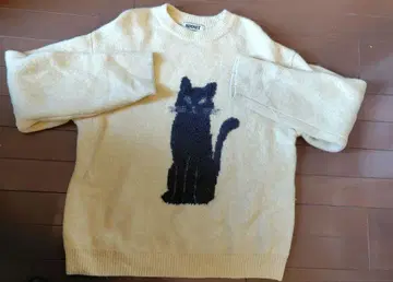 nknit 고양이 모티브 크림색 스웨터