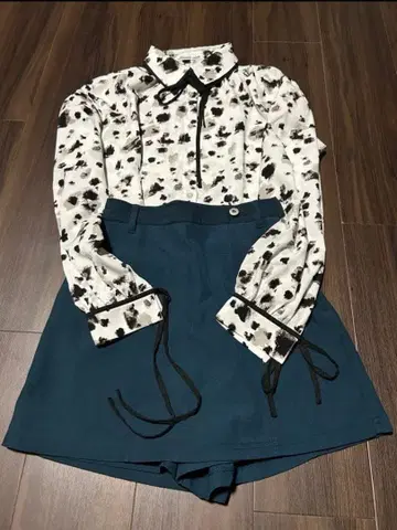 니콜클럽 달마시안 긴팔 블라우스 그린 숏팬츠