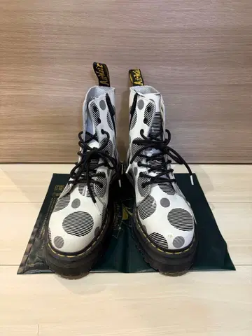 닥터마틴 8홀 UK7 통굽 부츠