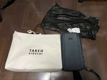 TAKEO KIKUCHI 바디백 다크 그레이