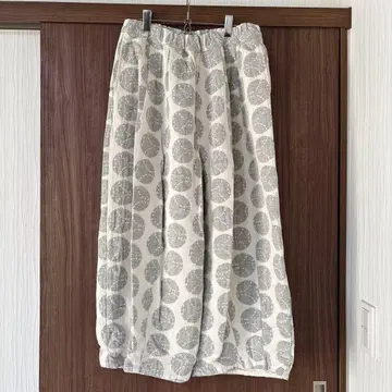 도트 무늬 캐주얼 팬츠 그레이와 화이트