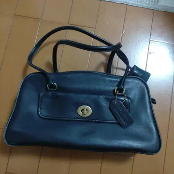 블랙 가죽 숄더백 플랩 포켓 부착