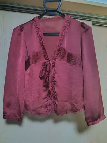 레이스 달린 빨간색 블라우스