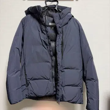 네이비 후드 부착 다운 자켓