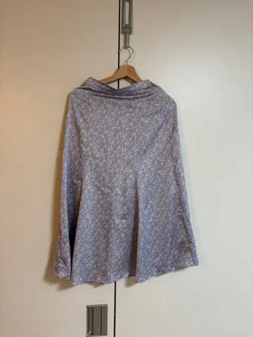 플레어 스커트 보라색과 옐로우 컬러의 꽃무늬