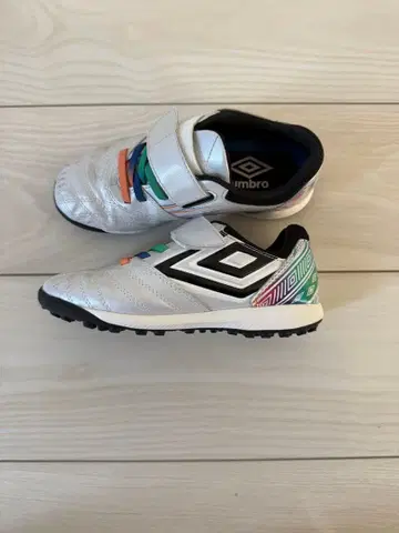 엄브로 축구 트레이닝화