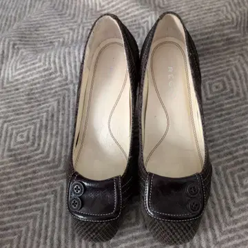 REGAL 버튼 달린 브라운 하이힐 펌프스