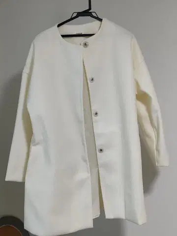 newNE 화이트 버튼 코트