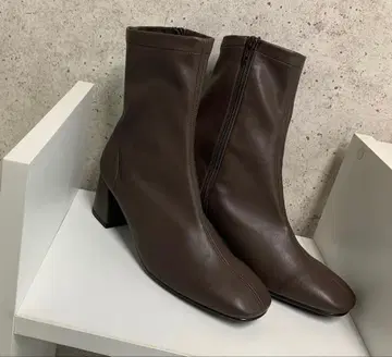 지향 스트레치 숏 힐 부츠 브라운