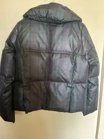 그린 계열 체크 무늬 다운 자켓