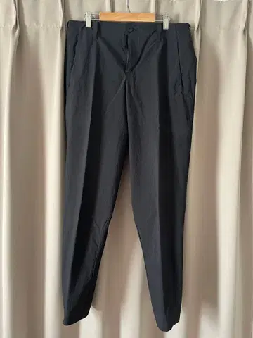 데상트 다크 그레이 나일론 슬랙스