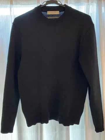 블랙 크루넥 스웨터