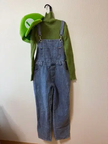 루이지 데님 살로펫과 그린 터틀넥 세트