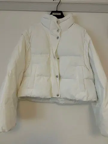 화이트 숏 다운 자켓