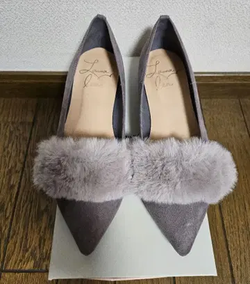 그레이 퍼(fur) 장식 스틸레토 플랫슈즈