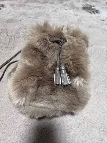 베이지 퍼 복조리형 숄더백