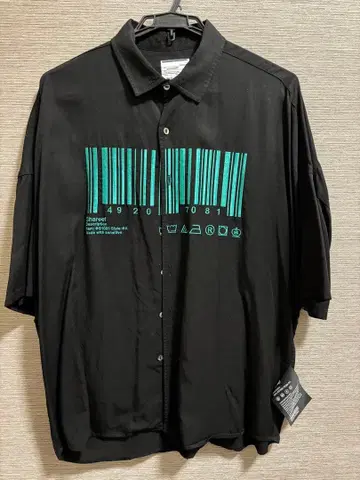 SHAREEF 바코드 프린트 반팔 셔츠