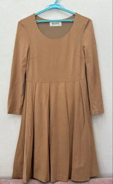 ROPE 베이지 긴팔 무릎 기장 원피스 38