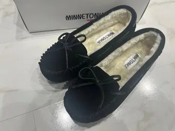 미네통카 캘리 블랙 24cm 모카신