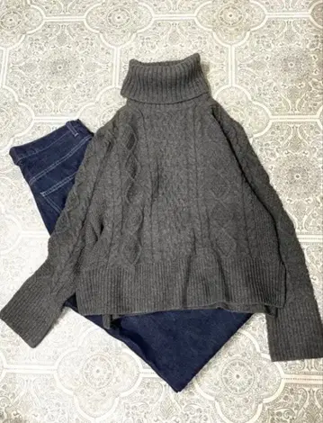 차콜 그레이 케이블 니트 터틀넥 스웨터