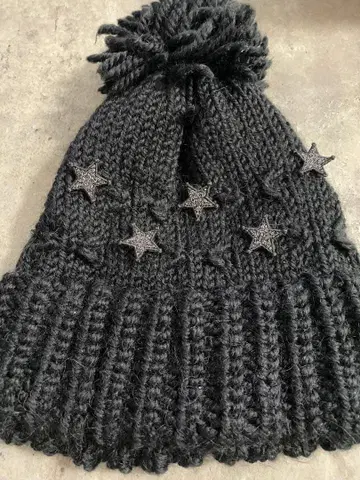 ca4la 별 장식 블랙 니트 모자 스타