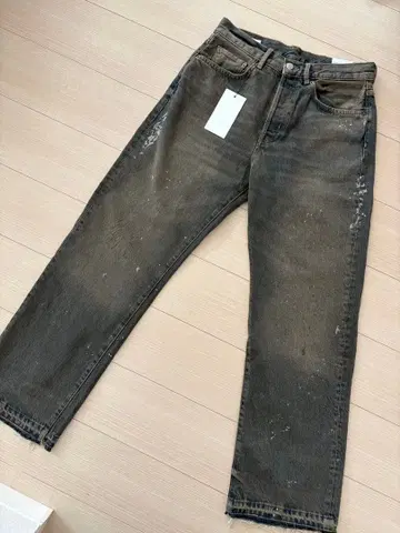 다크 그레이 페인트 가공 스트레이트 청바지