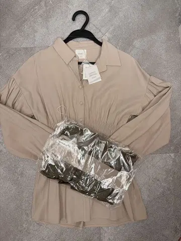 미사용 새상품 AMAIL 블라우스 베이지 벨트 포함