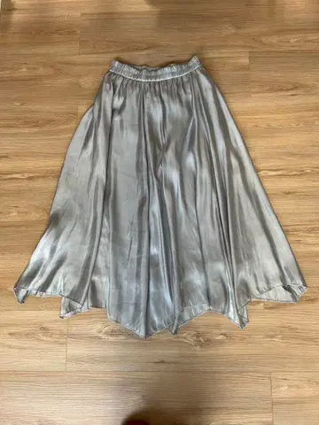 JIZZO 광택 새틴 플레어 스커트 (미사용)
