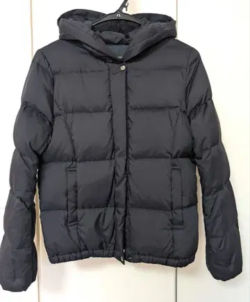 셰토와 후드 부착 블랙 다운 자켓