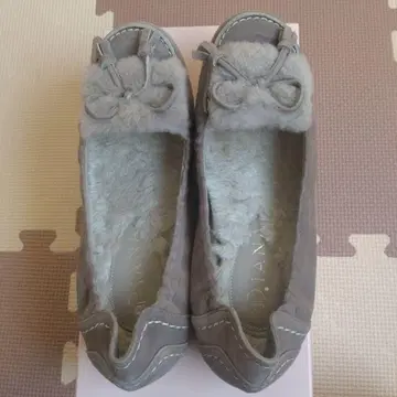 그레이 스웨이드 퍼(fur) 장식 발레 슈즈
