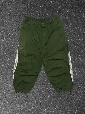 올리브 그린 카고 팬츠 사이드 라인