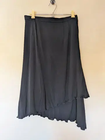 비대칭 플레어 스커트 블랙