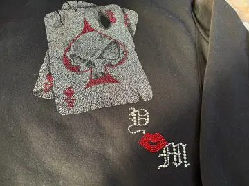 카드놀이 크라운 장식의 블랙 후드티