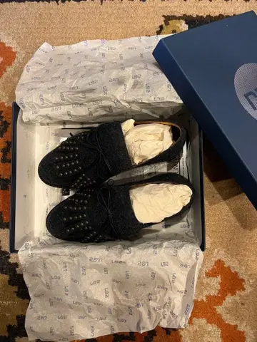 스터드가 달린 다크 그레이 울 플랫슈즈